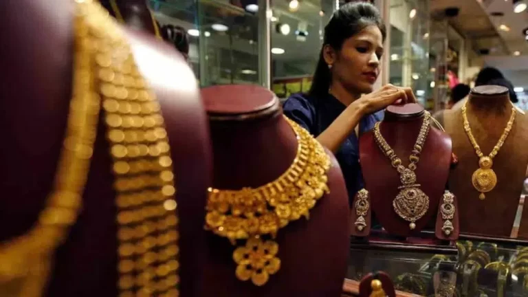 Gold Price Update: In Mumbai, the price of gold has increased by Rs 72 thousand for 10 grams.